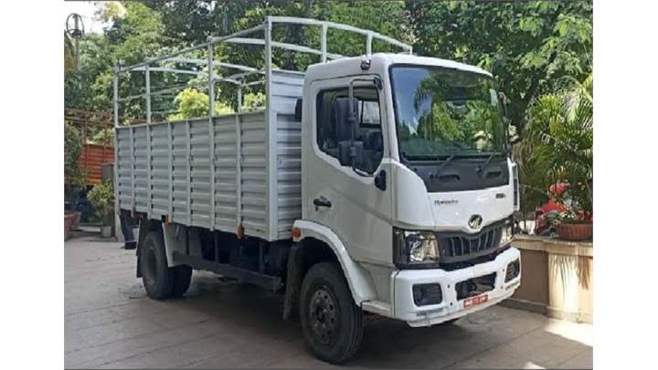 Mahindra Furio 8 - 6 tyre Trucks